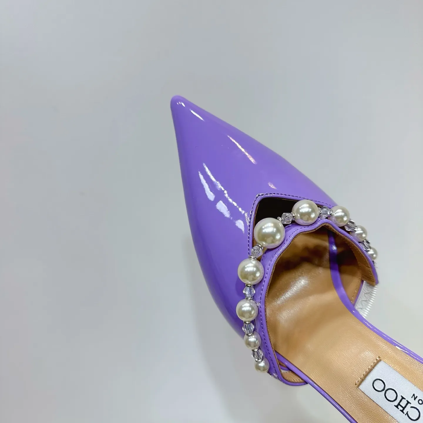 👟👟Ex-factory price 620👟👟 JIMMY CHOO (Jimmy CHOO) 💝💝💝 is a very comprehensive noble fashion lifestyle brand, with a series of women's high-heeled, medium-heeled, flat-heeled sandals with the same straps from major fashion bloggers and celebrities in Hong Kong and the United States.  The Australian pointed toe, round toe and square toe series are simply beautiful. Fall in love with elegance and playful sense of the future. Just by looking at them, you want to own them immediately, but you can really think about a pair of exquisite high heels~~~~~~~~~~~~~~~~~ 💝This series is specially designed for extraordinary and indifferent ladies, thus creating a unique overall effect, Jimmy Choo Design products that inspire women to move forward and show their charm💝💝💝 1⃣️Material: Imported patent leather 2⃣️Inner: Imported Italian lambskin, super soft and delicate 3⃣️Outsole: Imported Italian original original color genuine leather outsole Heel height 8.5 4⃣️Code number: 35 to 39 (34.40.41.42. Customized)